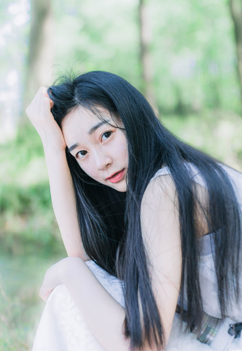 哪怕是他现在还能够指挥的船只，此刻面对江东水军迅捷的变阵，无孔不入的渗透，也只是在方寸之地苦苦支撑着，仿佛在暴风雨中的一叶扁舟，随时可能被浪涛吞没，这是陈到有生以来，打的最憋屈，也最无助的一仗。